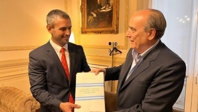 País