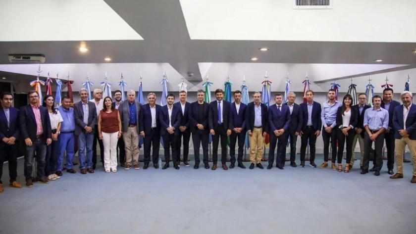 Gobernadores aliados pidieron al Gobierno coparticipar el impuesto País
