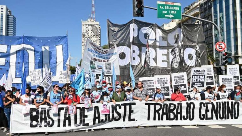 Movimientos sociales y piqueteros marcharon por la asistencia de los comedores