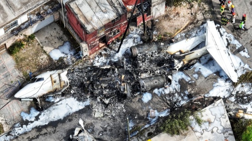 Se despistó un avión en San Fernando y chocó contra una casa: murieron el piloto y el copiloto
