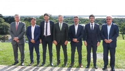 País