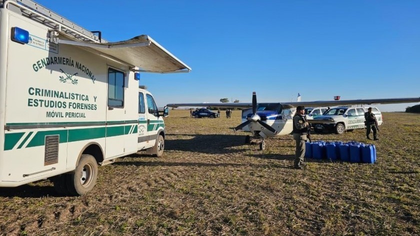 Santa Fe: cayeron dos narcos bolivianos por trasladar 321 kilos de cocaína en una avioneta