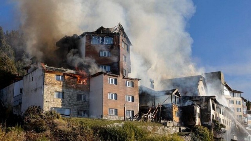 Feroz incendio destruyó histórico Hotel Huemul de Bariloche: Dos bomberos hospitalizados