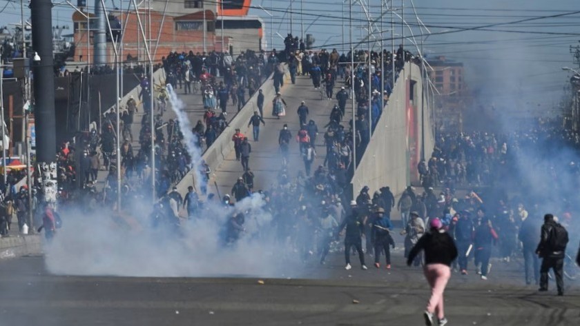 Bolivia: Sectores fines a Evo Morales avanzan hacia La Paz tras 14 días de bloqueos