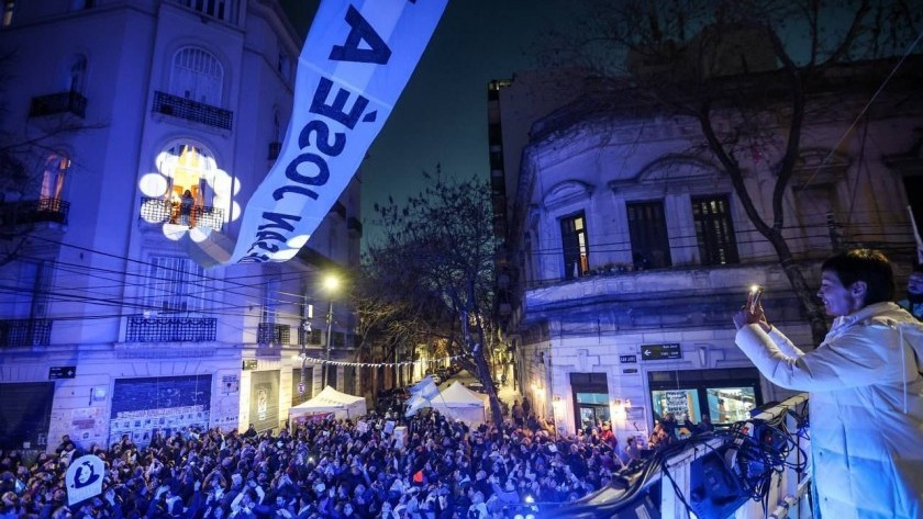 Podrían revocar el arresto domiciliario de Cristina Kirchner por los actos frente a su casa