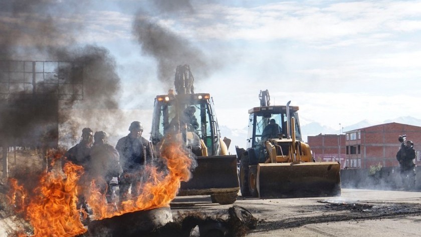 El presidente de Bolivia decretó el estado de excepción para desactivar los bloqueos de rutas