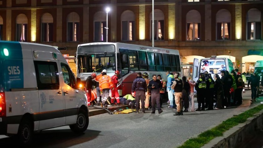 Un colectivo perdió el control frente a la rambla de Mar del Plata: Un muerto