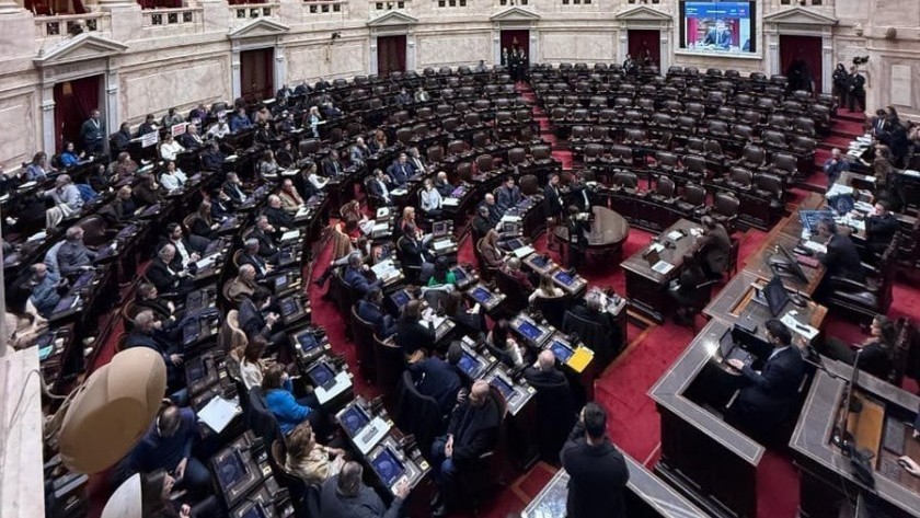 Con apoyo del PRO y la UCR, el oficialismo logró aplazar la interpelación contra Adorni