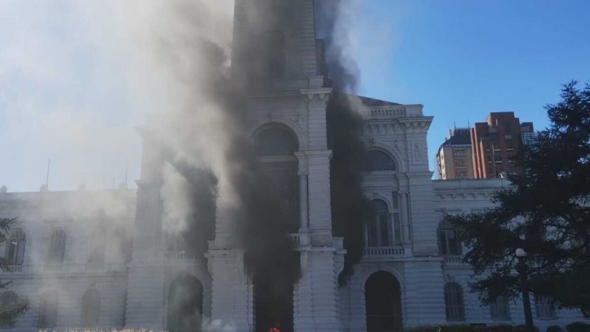 Militantes del MTE prendieron fuego la municipalidad de La Plata