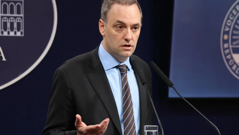 Ahora suena Santilli: Manuel Adorni presentó su renuncia a la Jefatura de Gabinete