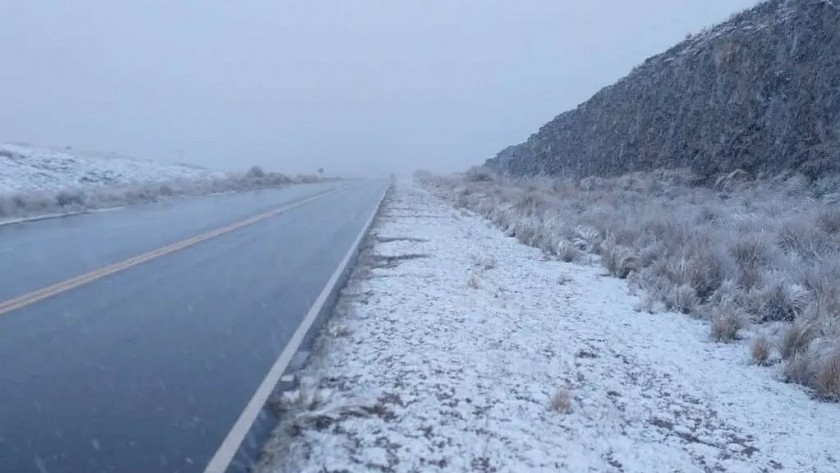 El frío extremo trajo nieve y tiñó de blanco varias zonas del país