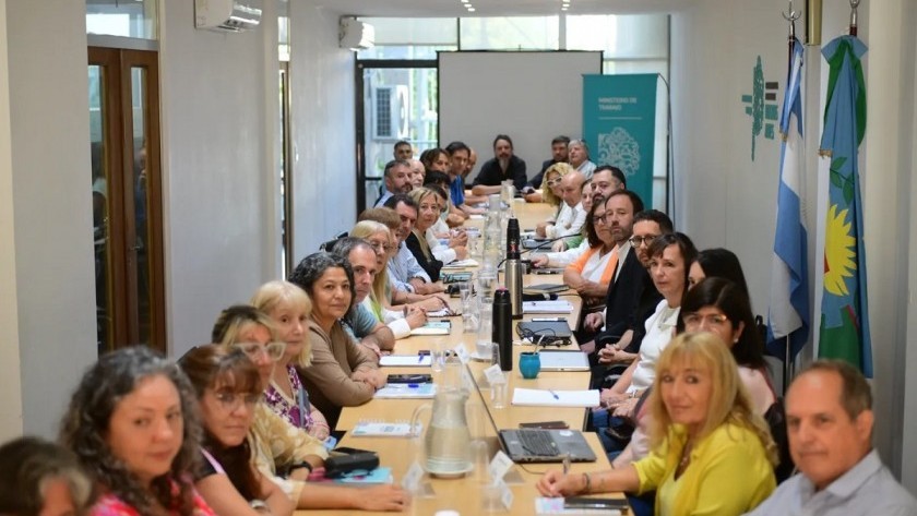 La Provincia ofreció a los gremios docentes un aumento salarial del 7% escalonado en julio y agosto