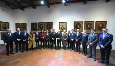 País